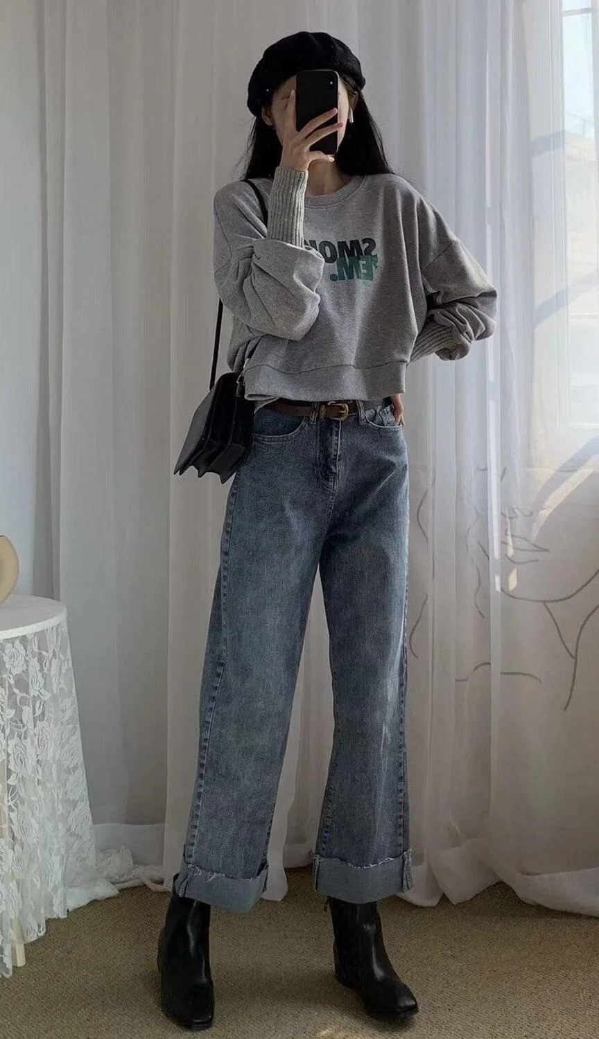 Casual Chic: Grey Sweatshirt with Cuffed Jeans and Ankle Boots for Effortless Style