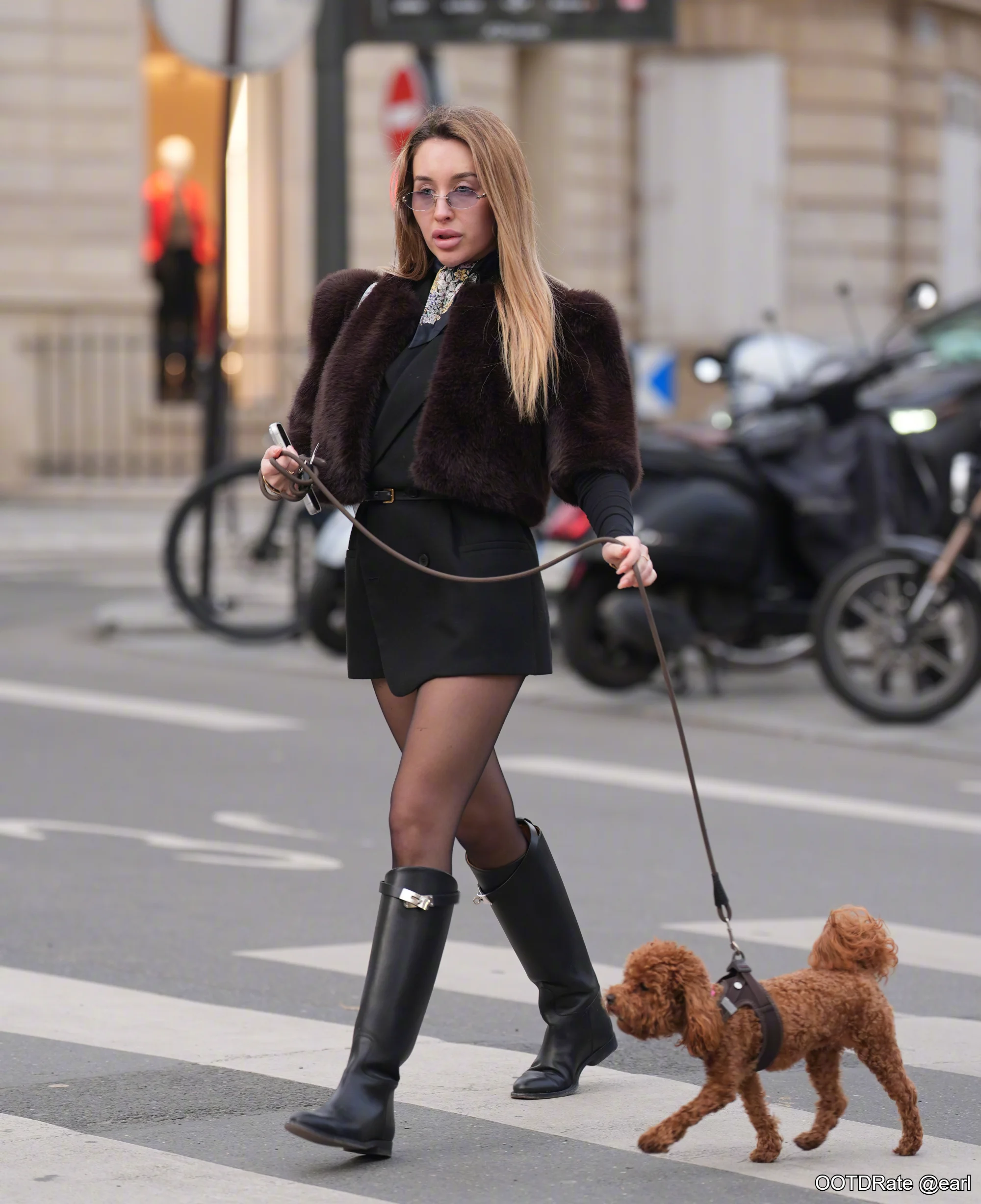 Paris Street Style: Sophisticated Monochrome Outfit with Fur Stole