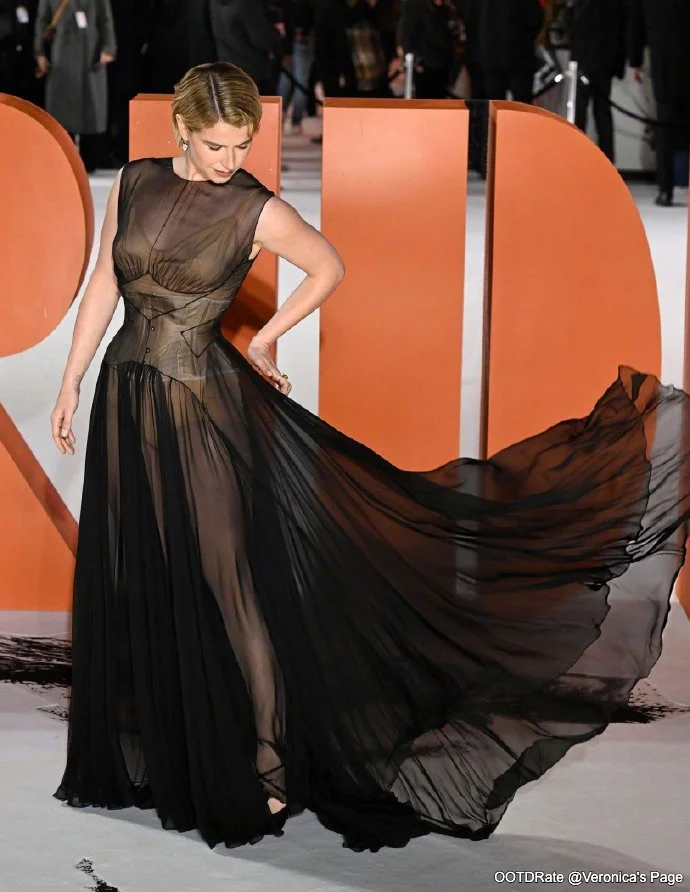 Jessie Buckley: Elegant Sheer Black Gown with Structured Bodice for Red Carpet Glamour