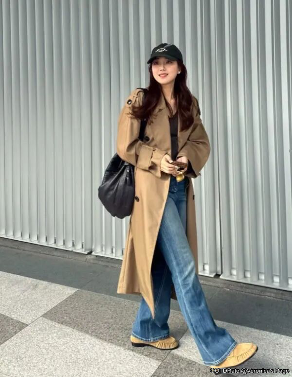 Effortlessly Chic: Camel Trench Coat with Wide-Leg Jeans and Black Accessories