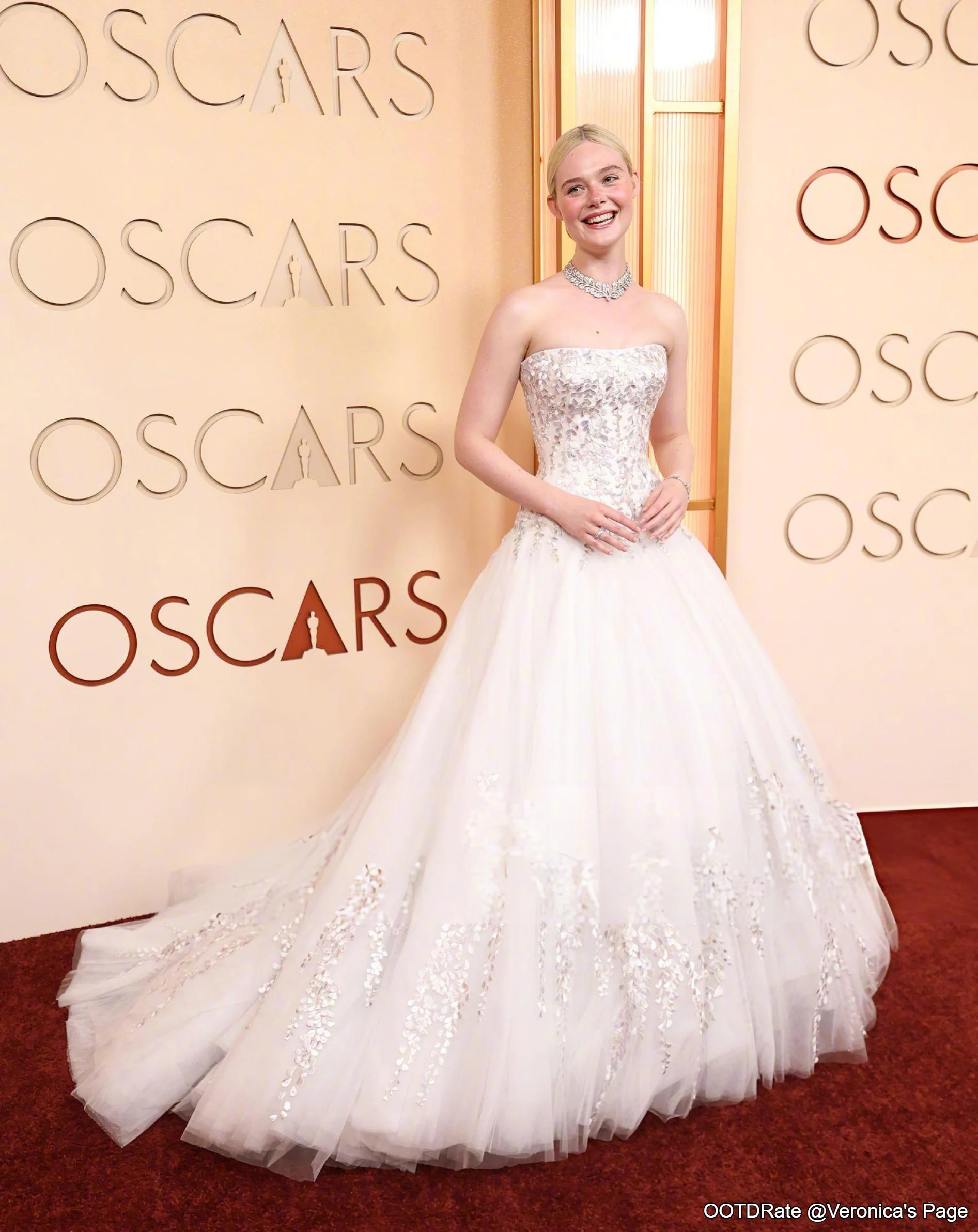 #OscarsRedCarpet# Elle Fanning exudes pure elegance in a white strapless gown.