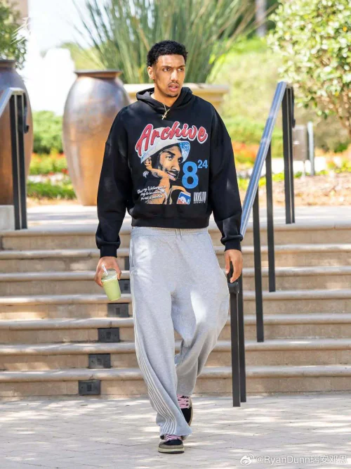 Stylish Streetwear: Graphic Hoodie and Sweatpants for Casual Comfort