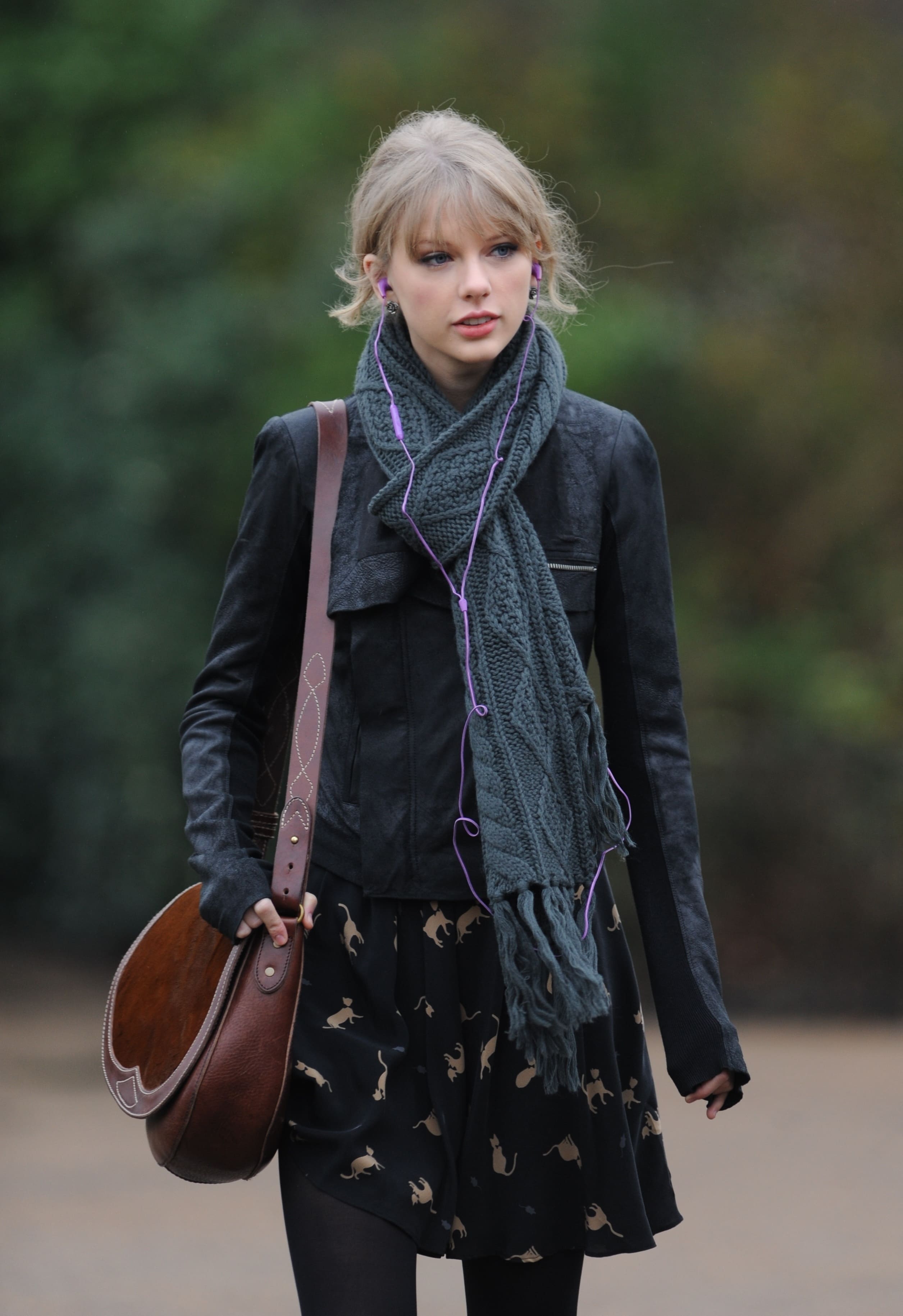 Taylor Swift autumn layered black outfit with scarf and crossbody bag